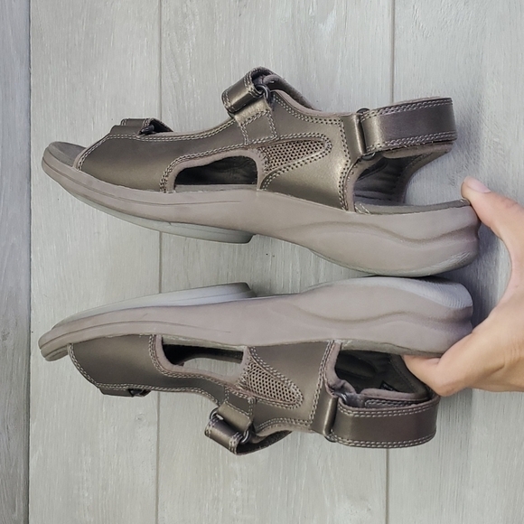 Clarks Women Outdoor Comfort Motion Thorn  Sandals Hook&loop shoes sz 10M - Picture 7 of 11